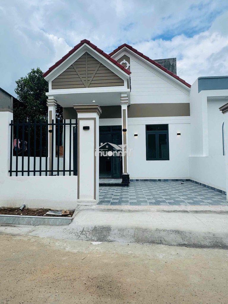 Nhà mới xây gần quốc lộ 13 , dân sát bên , trường chợ