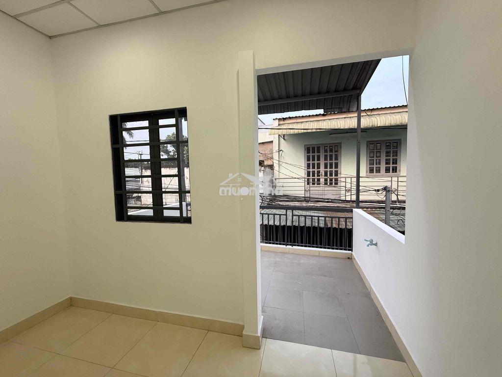 Cho thuê nhà phố 2 lầu giá 10 tr/tháng ngay ngã tu thủ đức. - 3
