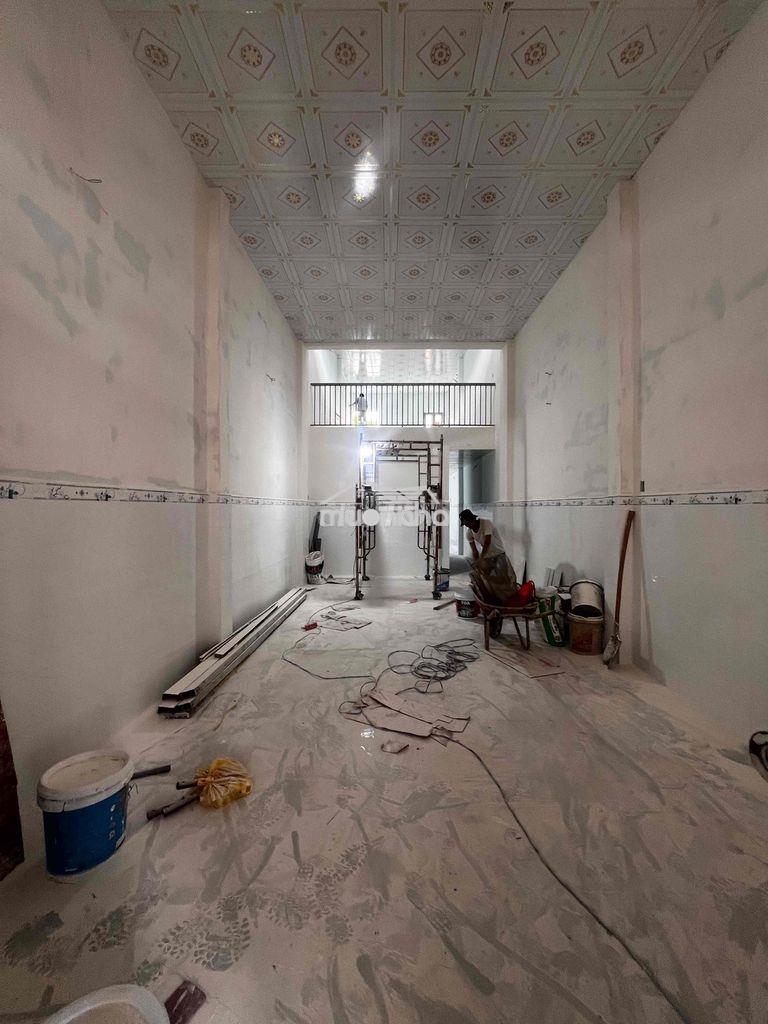 Cho thuê nhà đep hẻm tô ký. 4 x 25m. lửng. giá 8 triệu