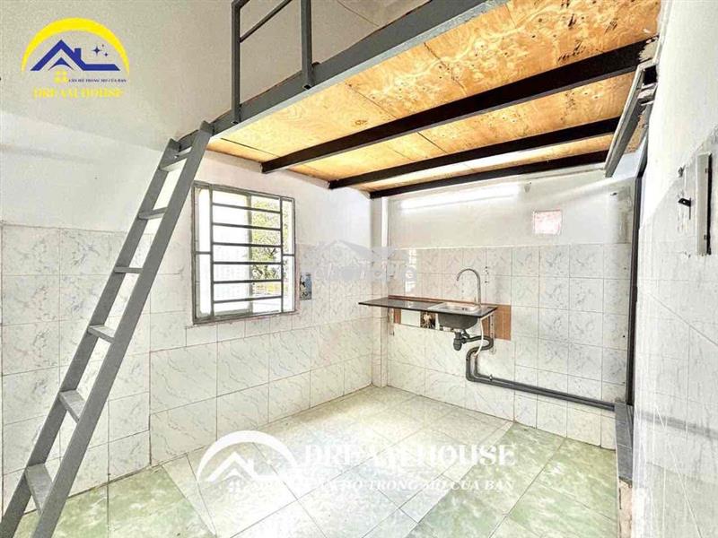 Phòng cửa sổ trời, gác cao đứng được, gần aeon tân phú
