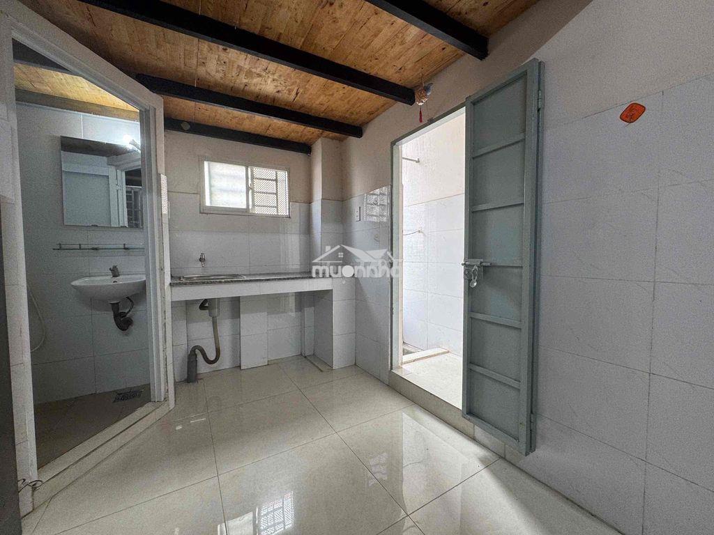 Trống 1 phòng gác cao cửa sổ trời, sẵn nội thất ngay etown cộng hoà - 4