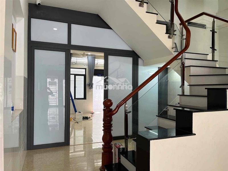 Phòng chdv 40m2 mới sẵn máy lạnh hút mùi có sân sau như hình