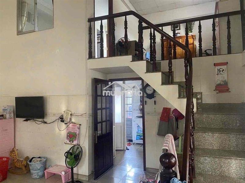 Nhà mặt tiền 2pn, sân rộng rãi mát mẻ