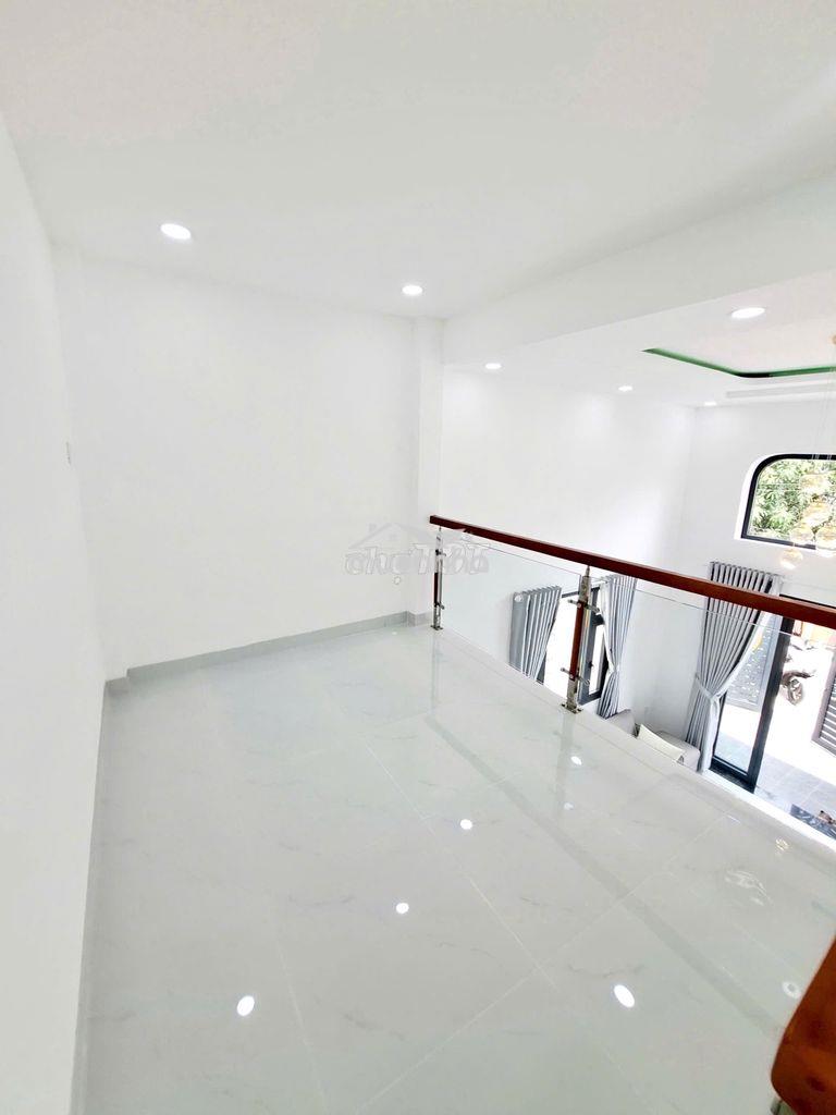 Nhà gần trường cđ giao thông vận tải hcm, dt 5.4x18m xây 2 tầng 4pn - 4