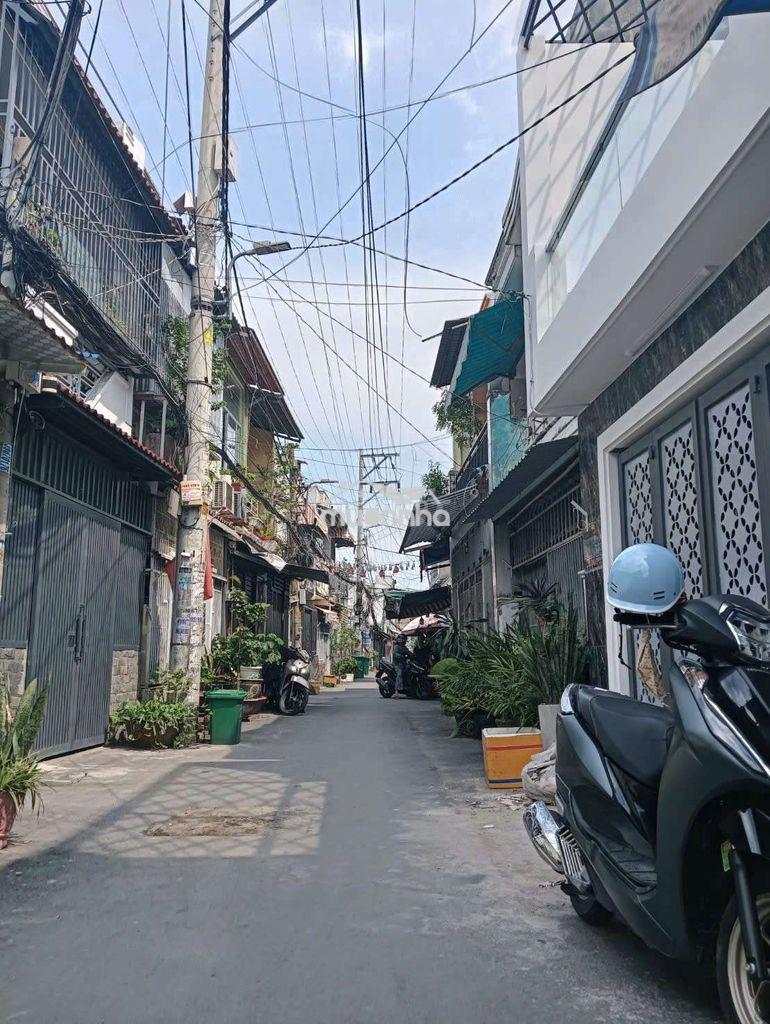 Đường 47  xe hơi đối diện gigamal 