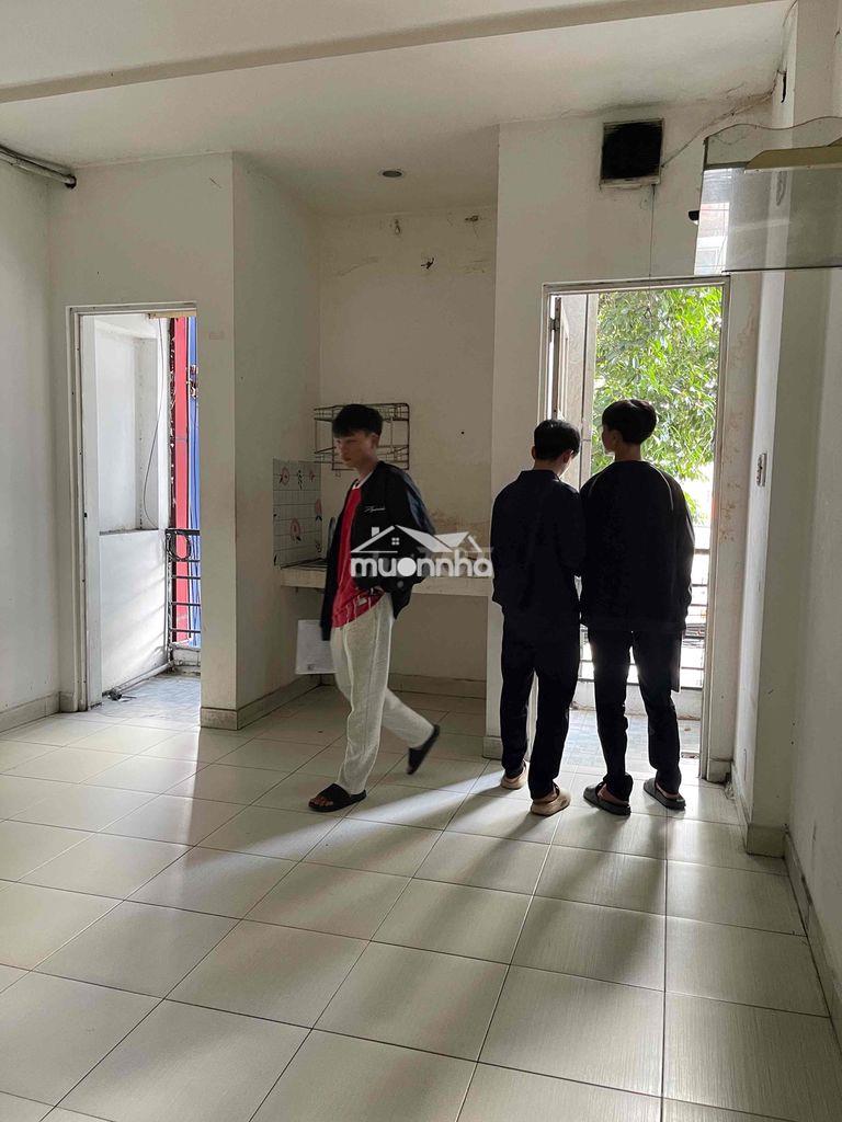 Lầu 1 có 2 phòng 1 wc  có ban công  ở gđ 4 đến 5 người - 4