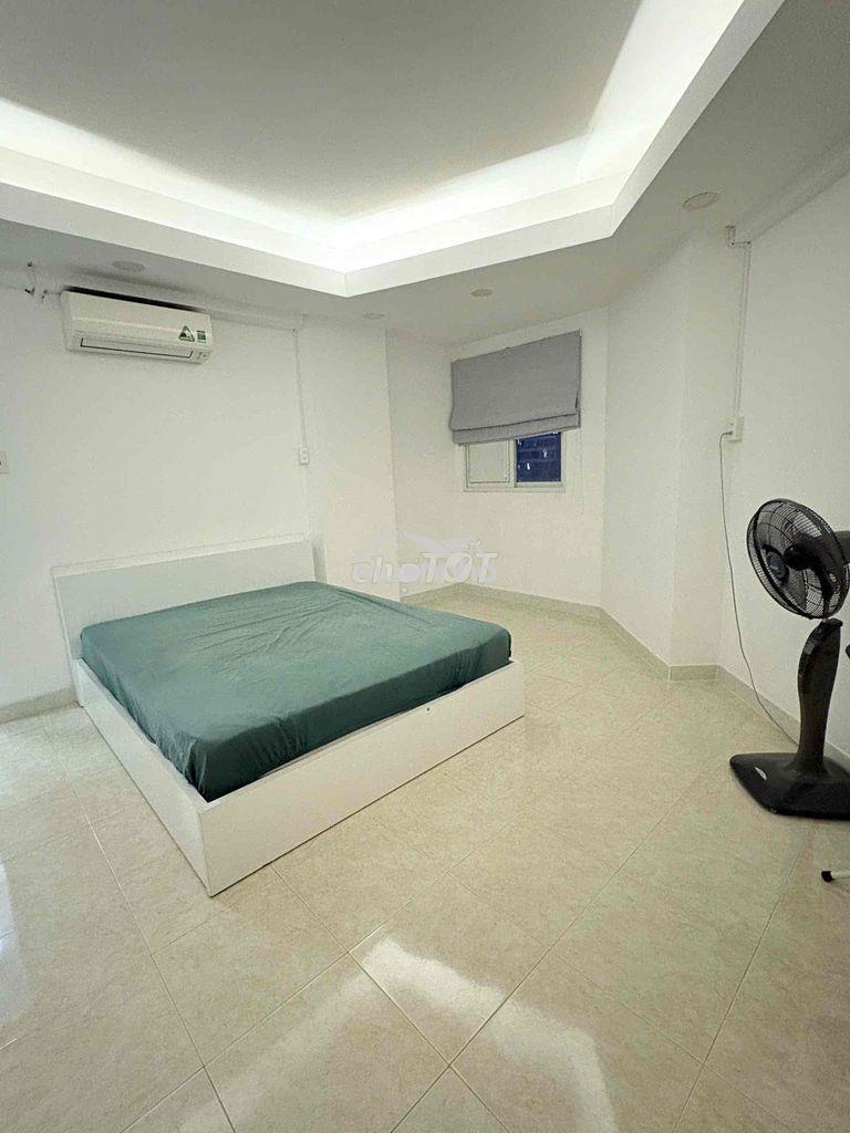 Cho thuê phòng ngủ lớn view q1 full nội thất - 2