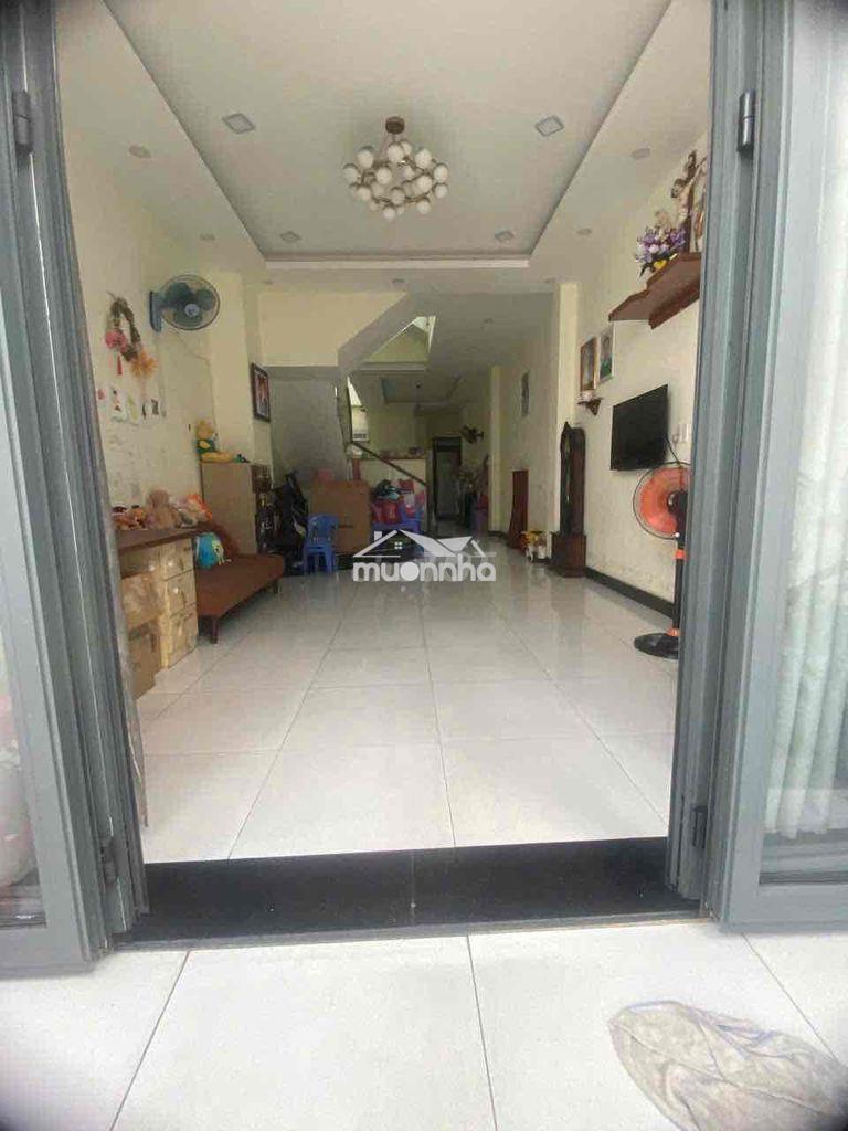 Bán nhà sát chợ lạc quang