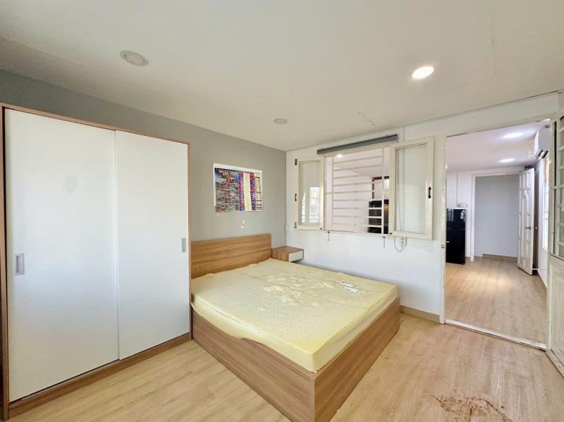 Cho thuê 1pn siêu rộng - tách bếp - ban công mặt tiền đường - máy giặt riêng - ngay ngã tư hàng xanh 
