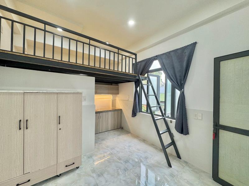 Phòng rộng cửa sổ trời ngay dương quảng hàm
