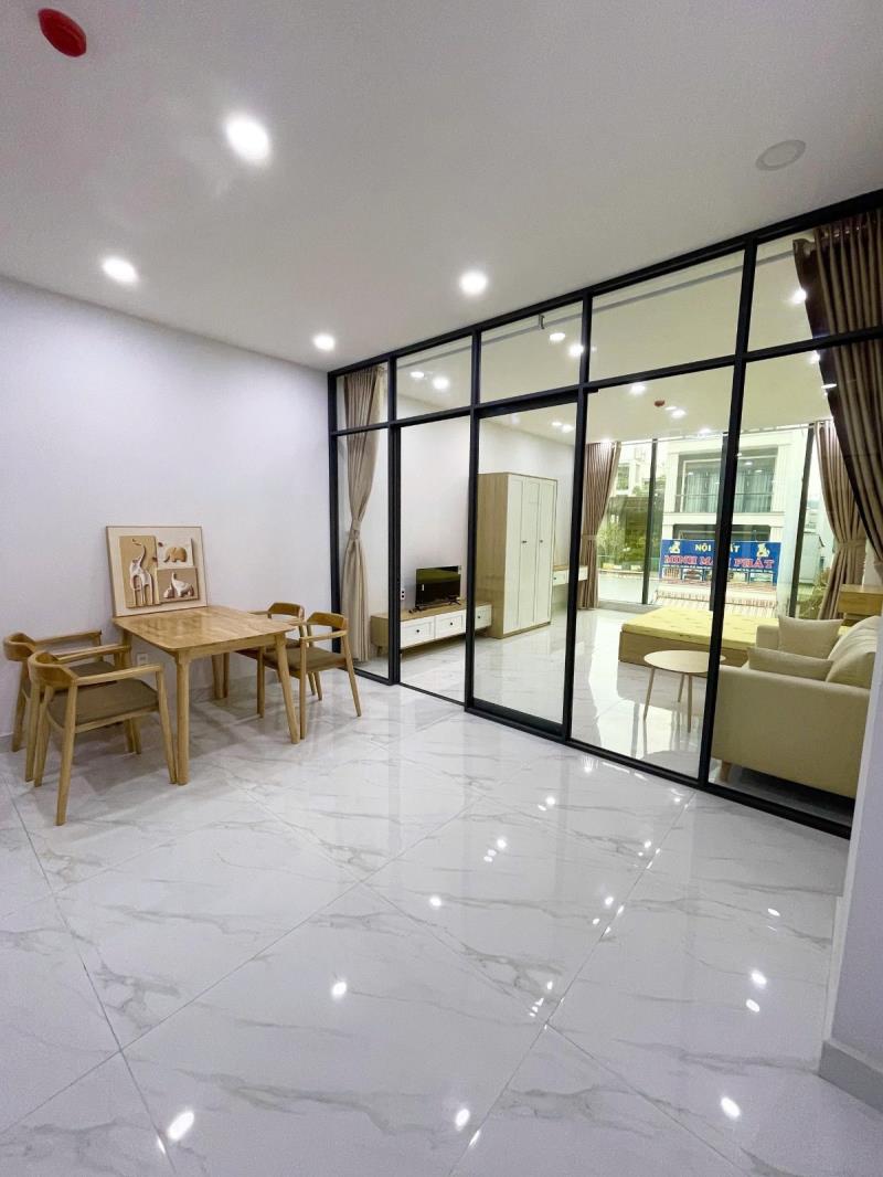Căn hộ ban công full nội thất, rộng rãi, thoáng mát, phù hợp cho gia đình, nhóm bạn khu vực tân bình, tiện đường sang tân phú, gần sân bay tân sơn nhất, công viên hoàng văn thụ,…