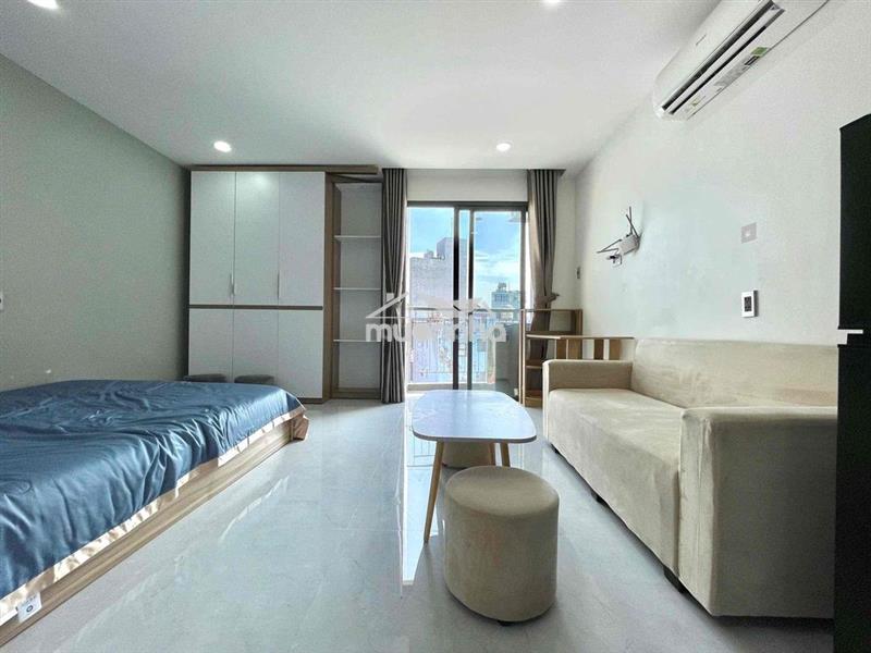 Studio ban công thoáng mát tiện di chuyển qua các quận trung tâm