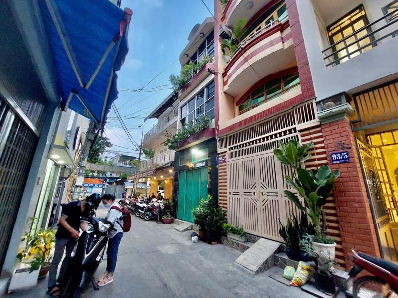 Chính chủ bán nhanh 2 căn ra mặt tiền sỏ vuông nhà bê tông cốt thep 4 tầng xe hơi đỗ nhà