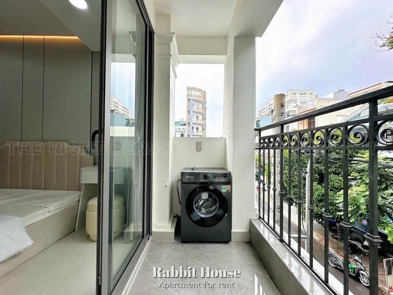 Cho thuê căn hộ ban công full nội thất hiện đại ngay ngã tư hàng xanh tiện đi quận 1  - Ảnh 2