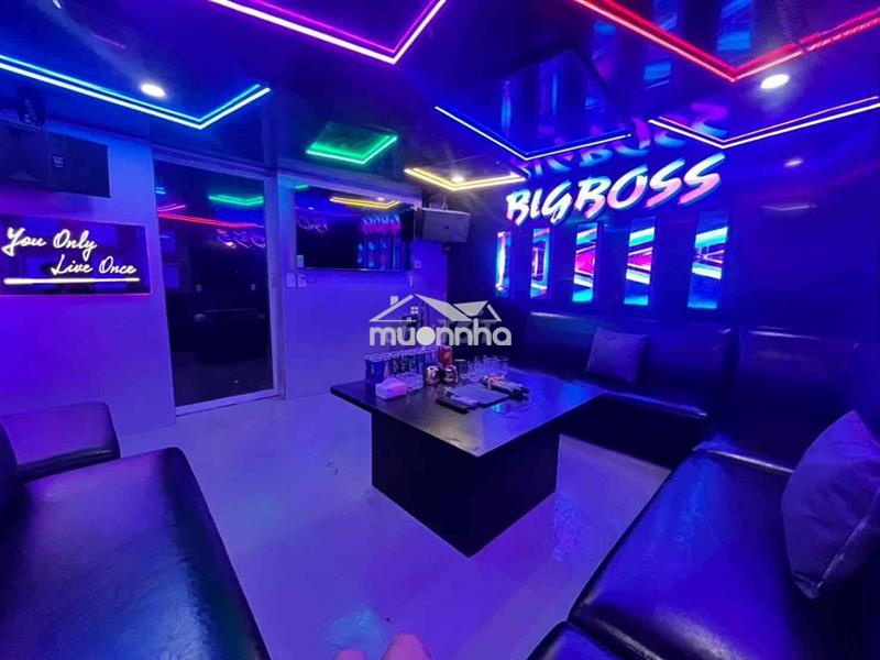 Sang nhượng quầy bar + quầy sofa và hai room kara ở quận 1