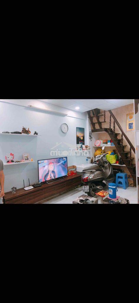 Cho thuê nhà nguyên căm hẻm quận 4 .