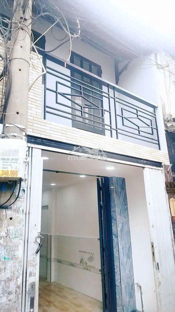 Cho thuê nhà đường phạm hùng c2 dt.3m2×17m } 1 lầu 3 phòng 2 toilet.