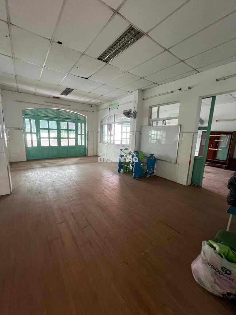 Chủ dễ tính cần cho thuê mặt bằng trống suốt lâu đài - Ảnh 2