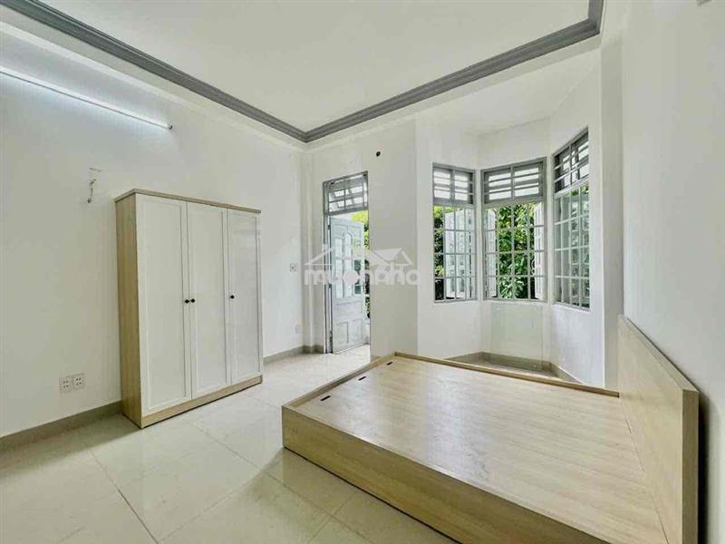 Ban công đầy đủ nội thất ngay công viên làng hoa