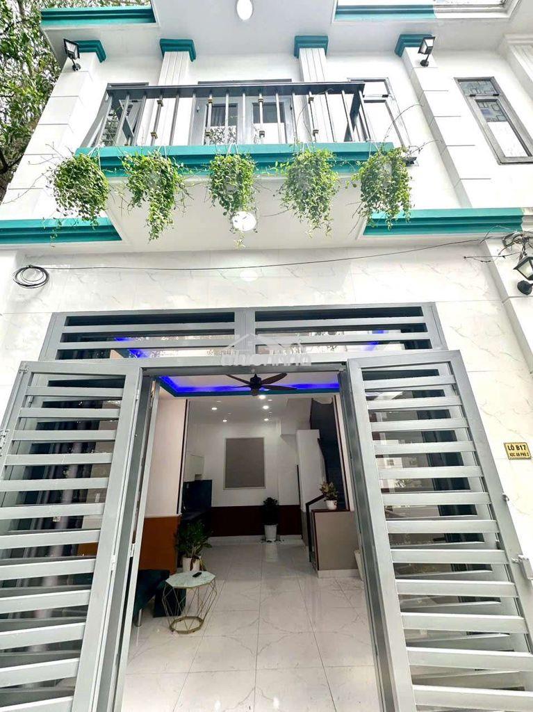 Nhà ngộp giáp hóc môn