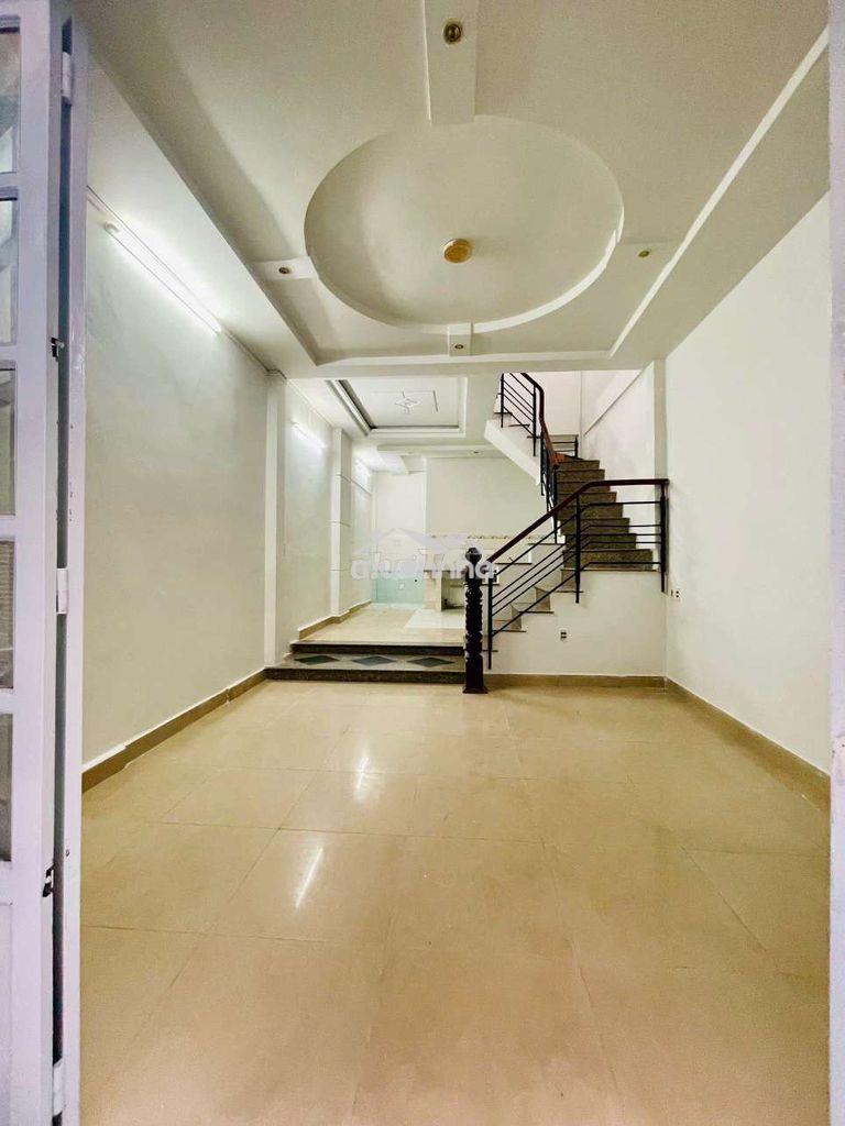 Nhà mới sơn sạch sẽ 