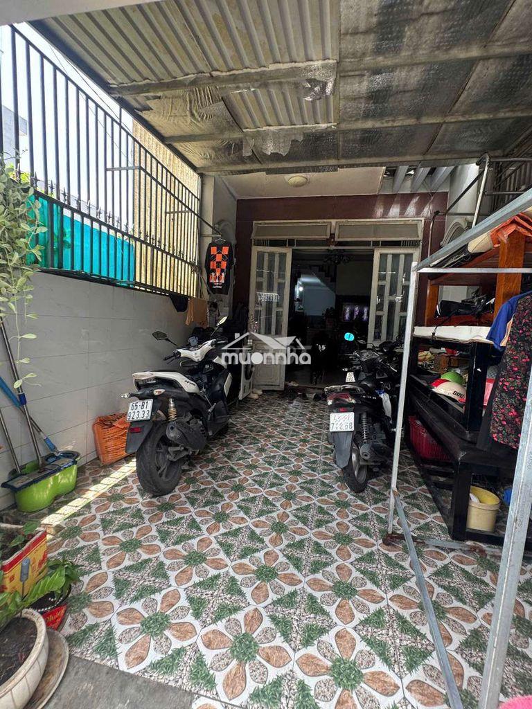 Bán gấp nhà 1 trệt 2 lầu + sân thượng 4x18m shr đg xe tải 1/50m pvh - 2