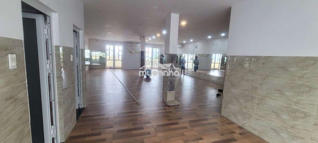 Nguyên tòa. sd. 900m2. giá 70tr. còn 3tầng 40tr . hầm thang máy. ml - Ảnh 4