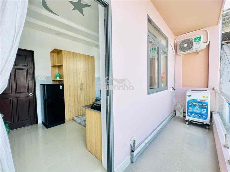 Căn studio có ban công và cửa sổ lớn