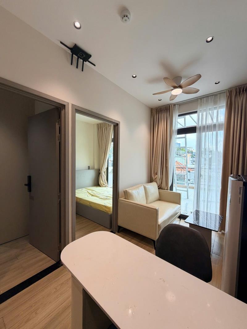 Penthouse 2pn ban công, mới nội thất đẹp, ở liền được, ngay quận 1 tiện đi lại