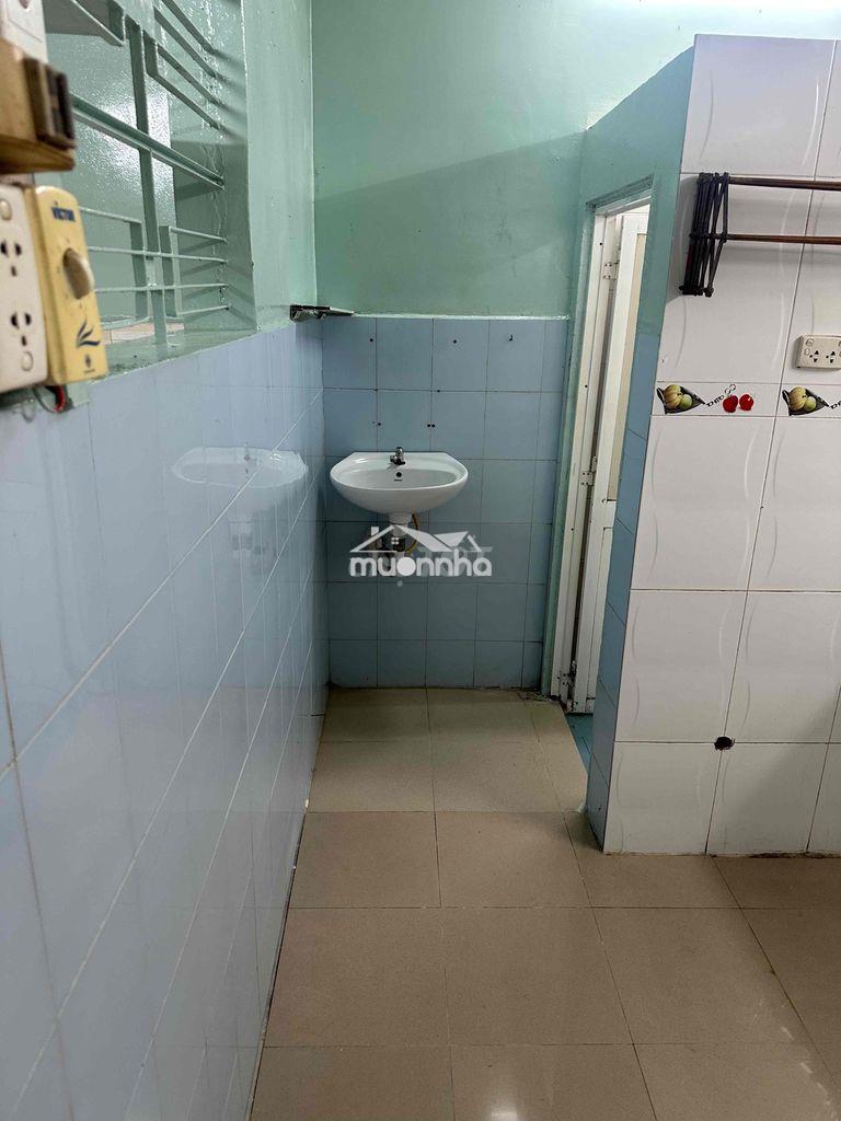 Nhà 1 triệt 1 lầu rộng rãi nhưng trong hẻm nhỏ - Ảnh 4