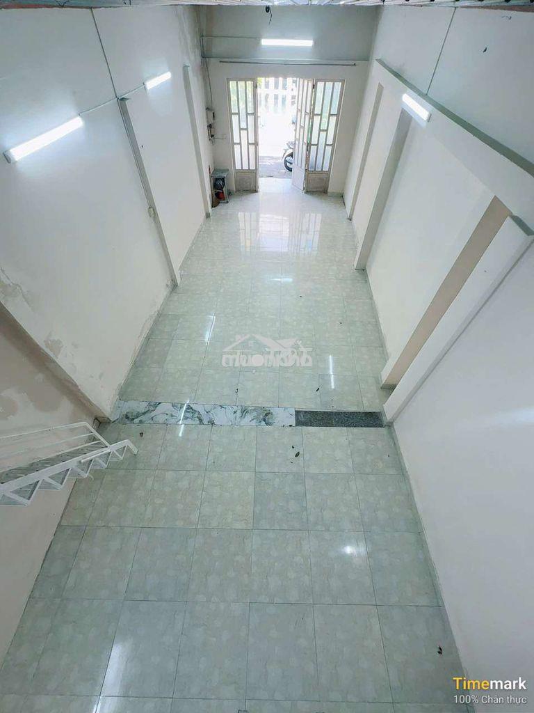 Cho thuê nhà trống suốt ngay ngã tư trung chánh - Ảnh 2
