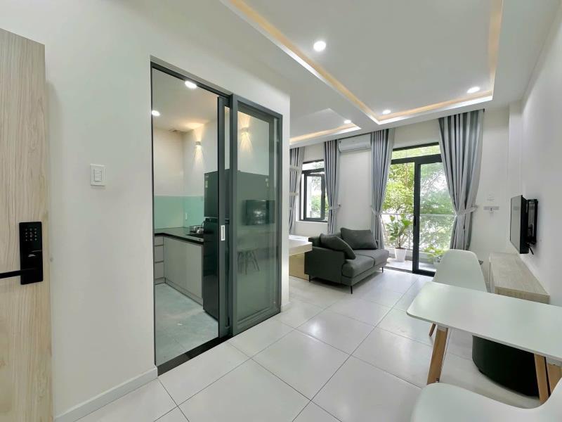 Căn hộ dịch vụ full nội thất ban công thoáng máy giặt riêng cách mạng tháng 8