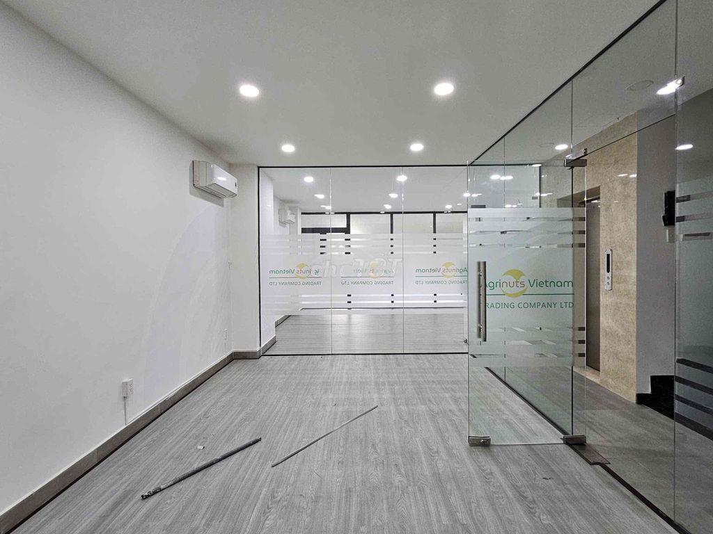 Văn phòng 70m2 ngăn kính sẵn 02 phòng giá 10tr/th tại vạn phúc city - Ảnh 2