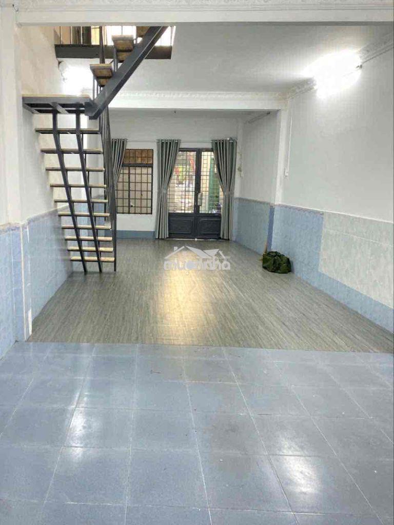Nhà mặt tiền thụt 2 phòng ngủ 4x15 hoàng sa.