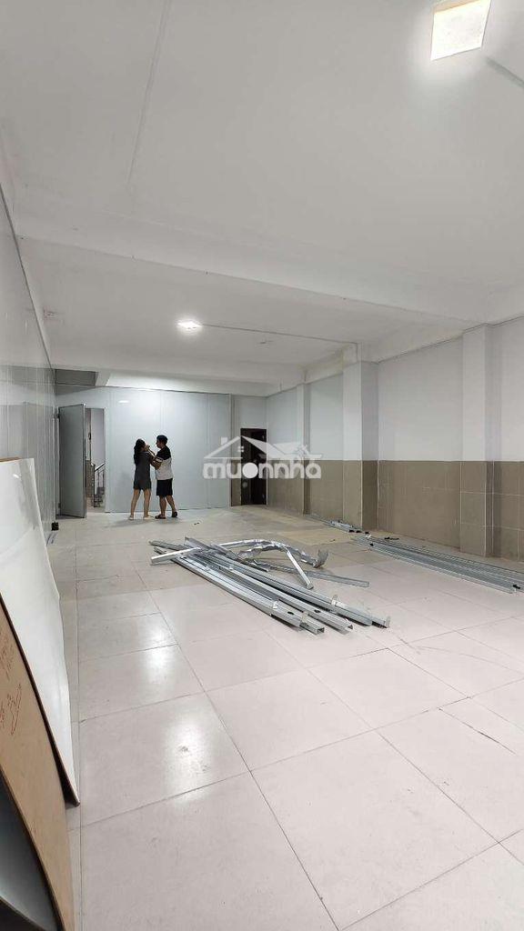 15tr ngang hơn 8x24m, có thang máy