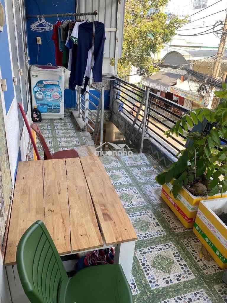 Trước nhà 4m cách 20m ra 3/2  đầu 3m1 nở ngang 7m5 dài 15m trệt lầu  c