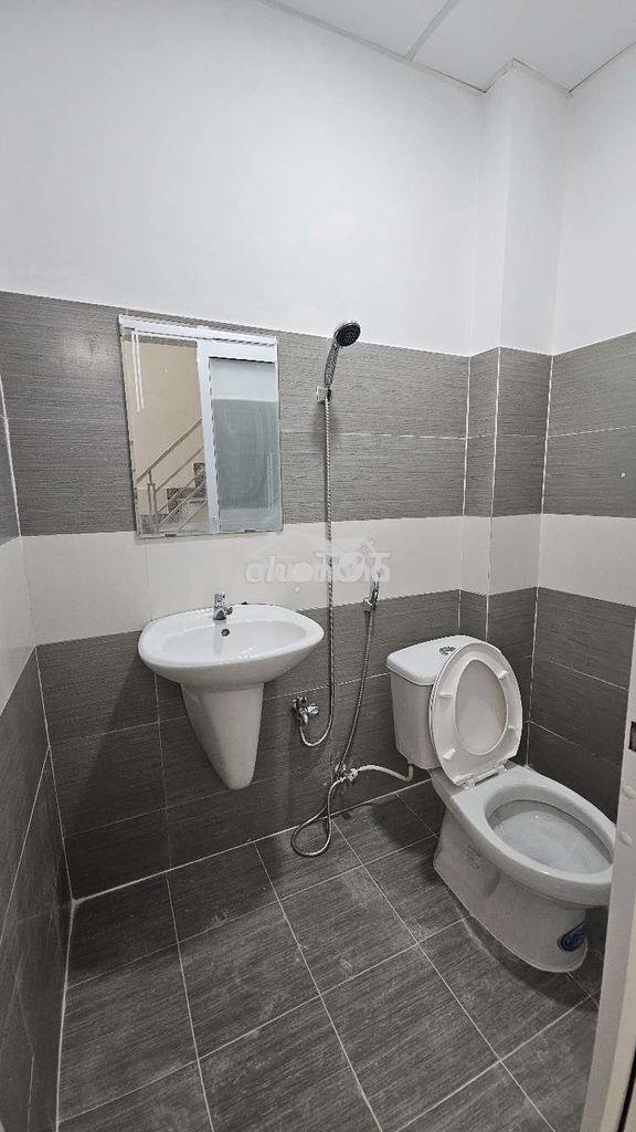 Nhà 2 lầu đúc hẻm thông thoáng khu trung tâm tp - Ảnh 2