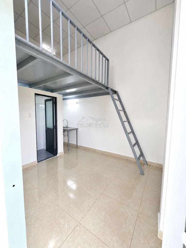 Phòng sẵn máy lạnh gác cao 2m  thông thoáng - ngay đại lộ võ văn kiệt