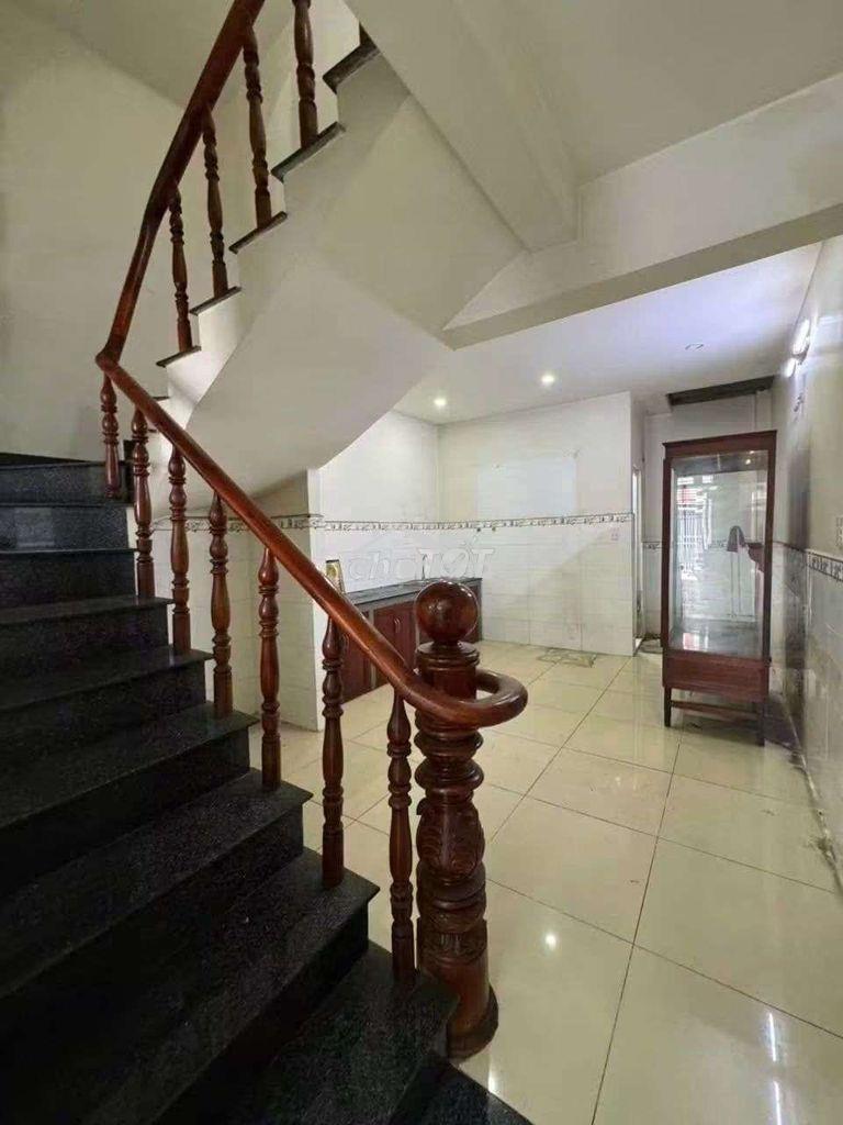 Bán nhà lầu đường xe hơi hóc môn to chắc chắn thích hợp ở và đầu tư - Ảnh 4