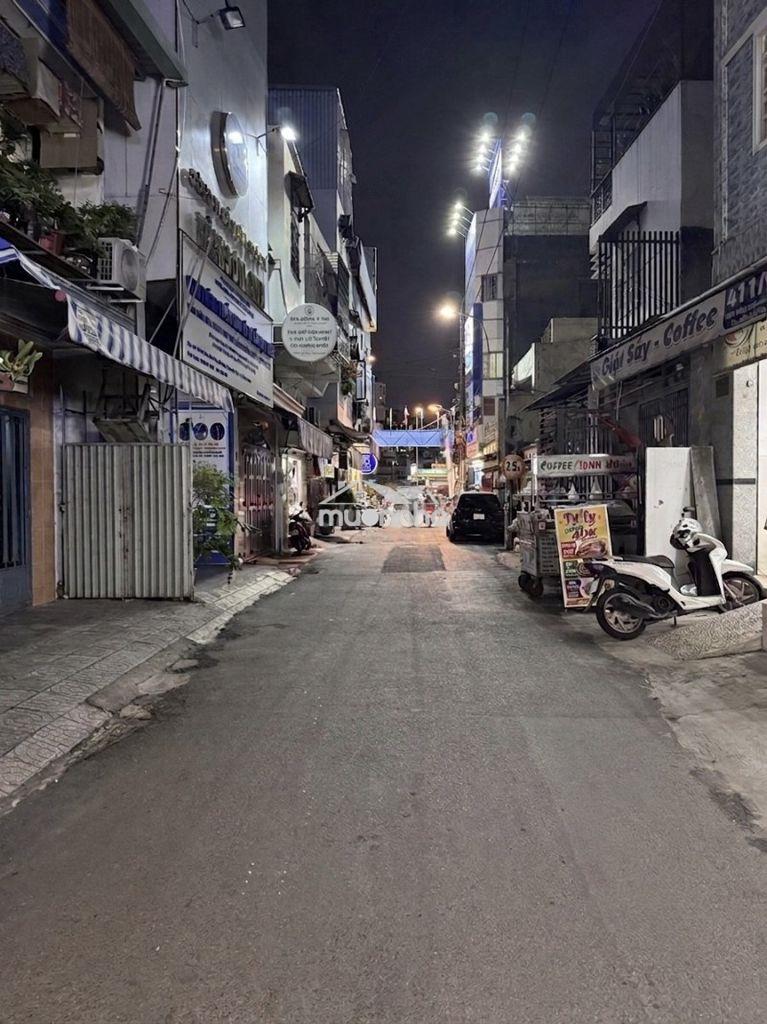 Nhà 1 lầu chính chủ 20 năm ngay hàng xanh đh hutech