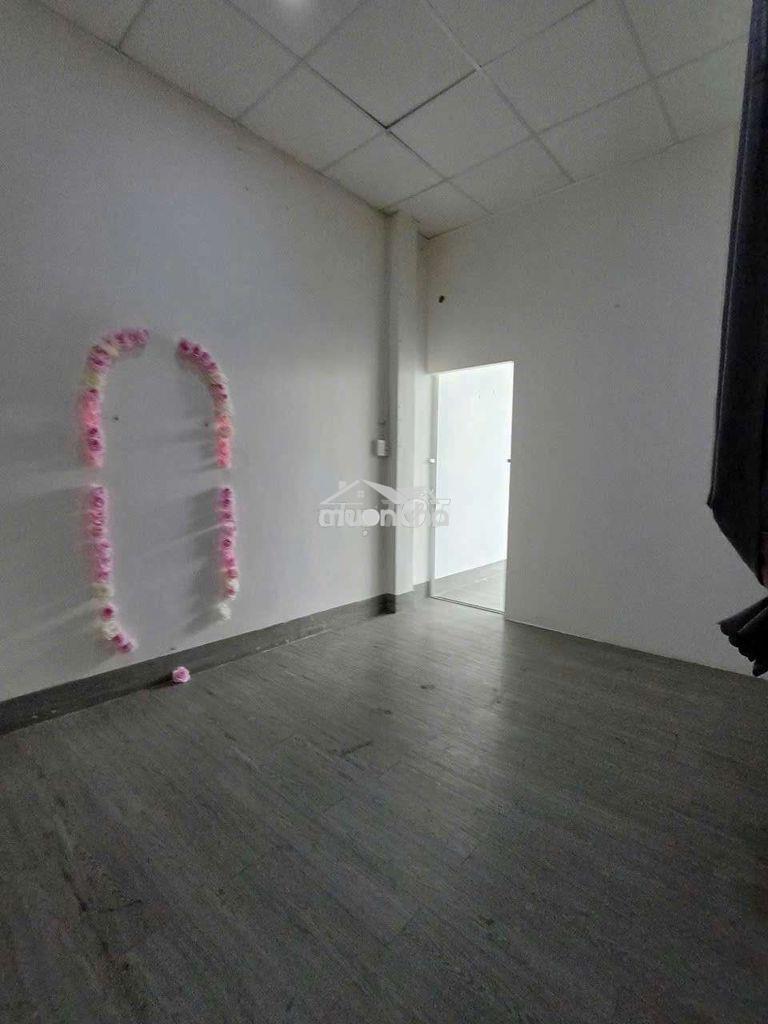 Nhà cmt8 sát mt hẻm rộng trệt 2 lầu